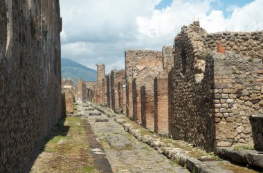 Vezüv, İtalya ve Europ 'un arka planında antik Roma şehri Pompeii' de kaldırımları olan bir cadde.