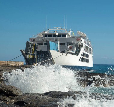 Yunanistan 'da güneşli bir günde limanda beyaz feribot gemisi aç, Europ