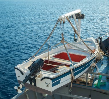 Yunanistan 'ın güneşli bir gününde feribotta beyaz ve mavi cankurtaran botu, Europ