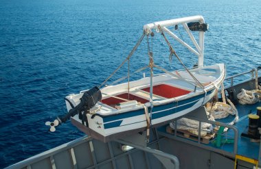Yunanistan 'ın güneşli bir gününde feribotta beyaz ve mavi cankurtaran botu, Europ