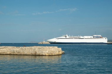 Yunanistan 'da güneşli bir günde limanda büyük beyaz feribot gemisi, Europ