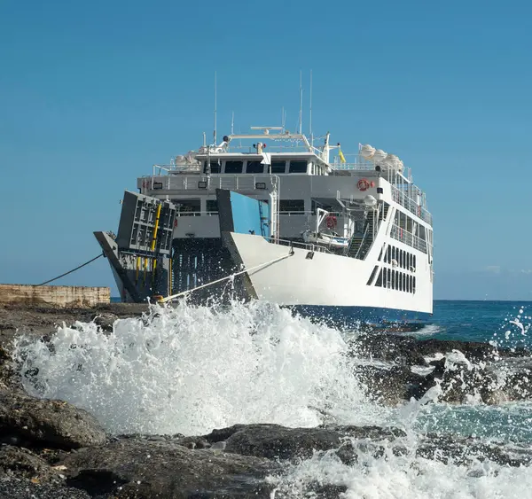 Yunanistan 'da güneşli bir günde limanda beyaz feribot gemisi aç, Europ