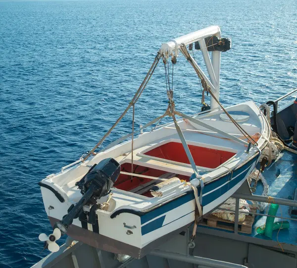 Yunanistan 'ın güneşli bir gününde feribotta beyaz ve mavi cankurtaran botu, Europ