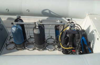 Oksijen tankları ve su alung şişme boa dalışı için