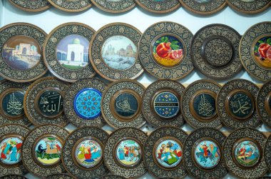 Özbekistan, Asi 'de birçok yeni el yapımı ahşap tabaklar.