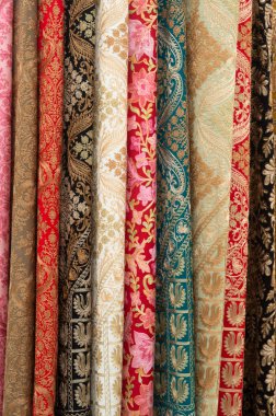 Özbekistan, Asi 'de geleneksel Özbek el yapımı Suzani eşarpları