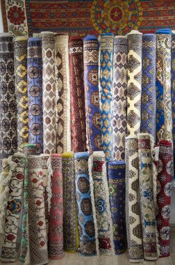 Özbekistan, Asi 'de bir dükkanda sarılmış ipek halılar.