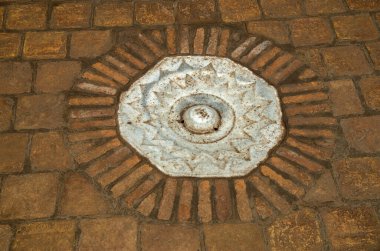 Özbekistan, Asi 'deki antik Khiva kentinden mermer dekore edilmiş yağmur oluğu ızgarası.