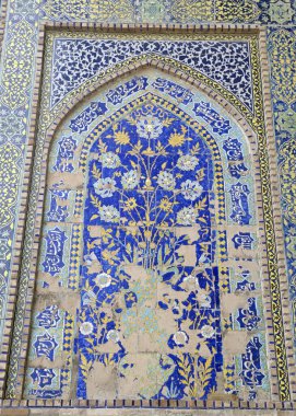 Özbek seramik porselen mozaiği, Özbekistan, Asi 'deki bir medresenin duvarında çiçekler asılı.