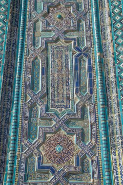 Özbek mavi seramik mozaiği, Özbekistan, Asi 'de duvarda çiçekler ve Arapça yazıtlar var.