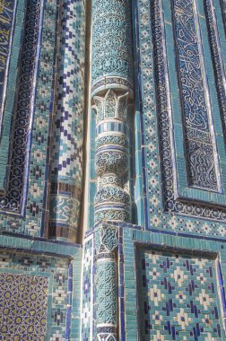 Özbek mavi seramik mozaiği, Özbekistan, Asi 'de duvarda çiçekler ve Arapça yazıtlar var.