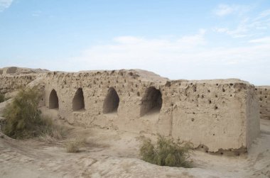 Özbekistan 'daki Kyzyl Kum çölündeki antik kerpiç kalesi Toprak Kala' nın içinde.