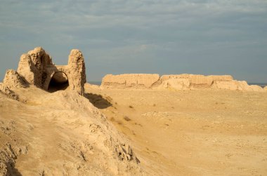 Özbekistan, Asi 'deki Ayaz Kala antik kerpiç kalesinin yıkıntıları.