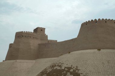 Özbekistan 'ın başkenti Khiva' daki Itchan Kala 'nın kerpiç kale duvarları.