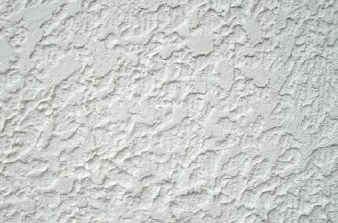 Duvarda beyaz kaba alçı var.