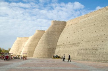 Buhara, Özbekistan, Asi 'deki Mavna kalesinin tuğla duvarları ve kuleleri