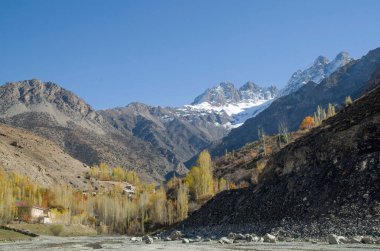 Fan Dağları 'nın dar Shing Nehri geçidi, Tacikistan, Asi' deki Yedi Göller Vadisi 'ndeki köy ve tepeler.