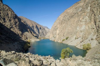 Fan Dağları, Tacikistan, Asi 'deki dar Shing Nehri boğazındaki Yedi Gölden Üçüncü Gushor Gölü.
