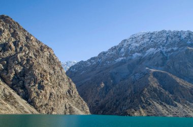 Fan Dağları, Tacikistan ve Asi 'nin dar Shing Nehri boğazındaki yedi gölden gelen yedinci Hazorchashma Gölü.