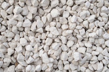 Yakınındaki kireçtaşından beyaz, ezilmiş çakıl taşı.