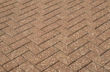 Yeni ringa kemiği beton kaldırımları ve dokuyu kapatmak için çakıl veya kuvars taşı.