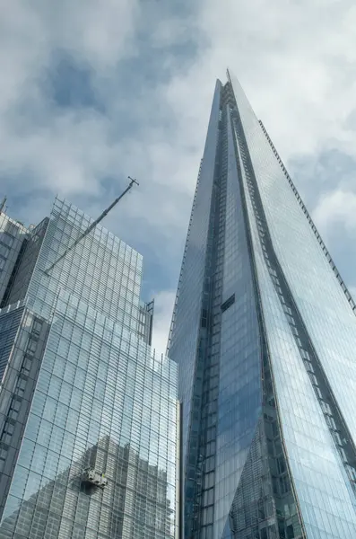 Londra 'nın iş bölgesi, İngiltere' nin mavi gökdelenleri.