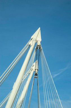Çelik gibi beyaz eğimli Altın Jübile sütunu Londra 'da Thames nehri boyunca kablolu yaylı yaylı köprülerde kaldı.
