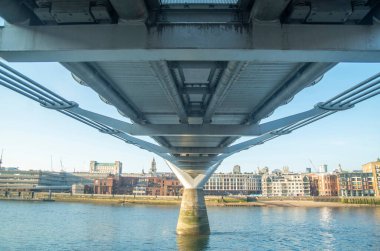 İngiltere 'nin başkenti Londra' daki Southbank 'ten Millennium Köprüsü' nün altında.