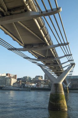 İngiltere 'nin başkenti Londra' daki Southbank 'ten Millennium Köprüsü' nün altında.