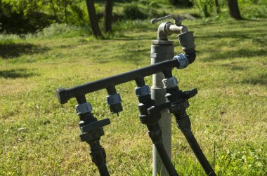 Sulama sistemini bölgelere ayırmak ve su üzerinde esnek sulama için çoklu musluk konnektörü
