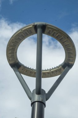 Yeni modern yuvarlak LED sokak lambası mavi bulutlu gökyüzüne yakın