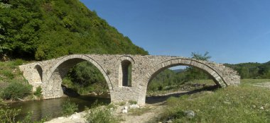 Yunanistan 'ın Rodop Dağları' ndaki Kosynthos nehri üzerindeki Ortaçağ kemerli taş köprüsü, Europ