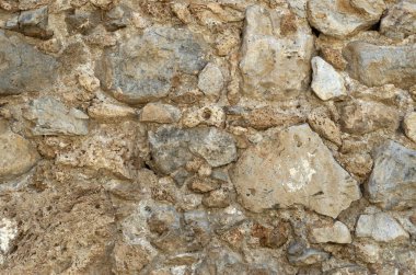 Antik taş duvar, güneşli bölgede kapanıyor.