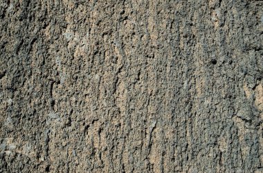 Gri kahverengi volkanik kayalar güneşli bölgede yakındır.