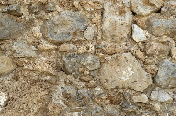 Antik taş duvar, güneşli bölgede kapanıyor.