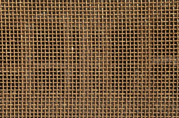 Eski kahverengi paslı, kalın metal ızgara seni kapatır.