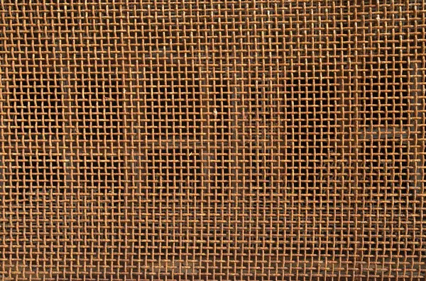 Eski kahverengi paslı, kalın metal ızgara seni kapatır.