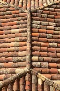 Eski renkli Akdeniz fayanslarının çatısını kapatın.