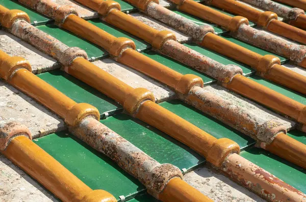 Ital 'daki katedralin eski renkli fayans çatısı.