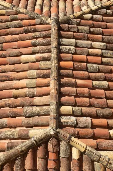 Eski renkli Akdeniz fayanslarının çatısını kapatın.