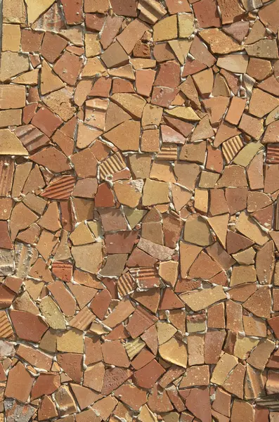 Duvarı kırık tuğla parçalarıyla donatmışlar.