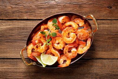Izgara taze baharatlı karides, limonlu karides ve tavada kekik. en üstteki görünüm