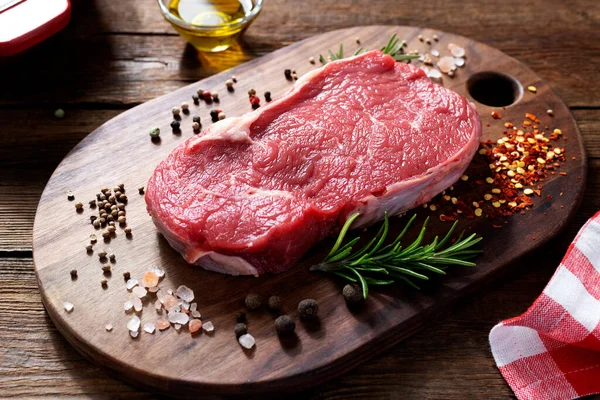 Carne Fresca Res Cruda Con Especias Sobre Fondo Madera —  Fotos de Stock