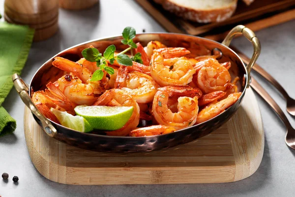 Izgara taze baharatlı karides, limonlu karides ve tavada kekik..