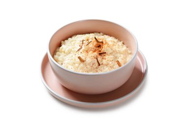 Tarçınlı pudingle süslenmiş taze pirinç pudingi. Her gün için sağlıklı bir kahvaltı. Beyaz arkaplanda izole. 