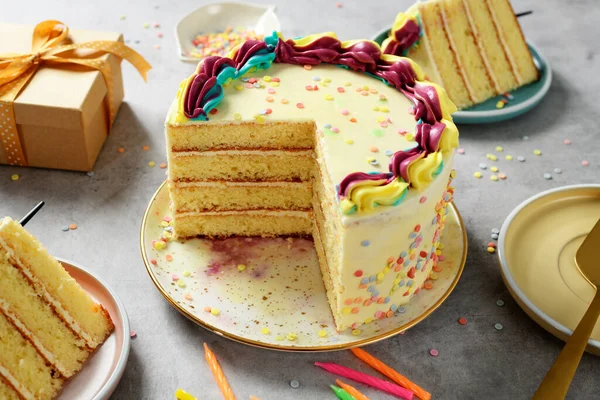 Lagrad Tårta Till Födelsedagskalas — Stockfoto