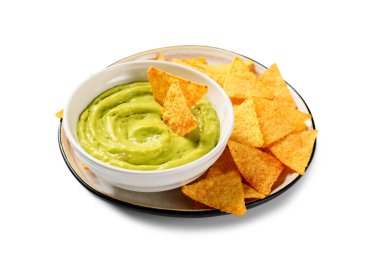 Avokado soslu guacamole ile beyaz kasede mısır cipsi. Beyaz arkaplanda izole.