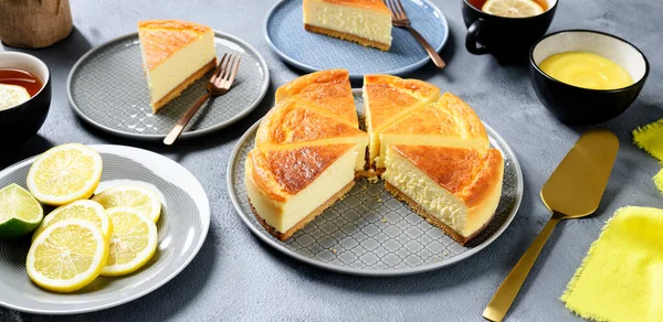 Prăjitură Brânză Lămâie Proaspăt Coaptă Casă Coajă Lămâie Felii Lămâie — Fotografie, imagine de stoc