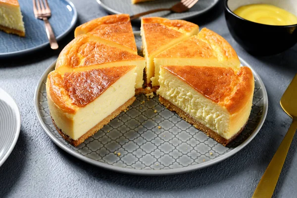 Cheesecake Limão Caseiro Assado Fresco Com Coalhada Limão Fatias Limão — Fotografia de Stock