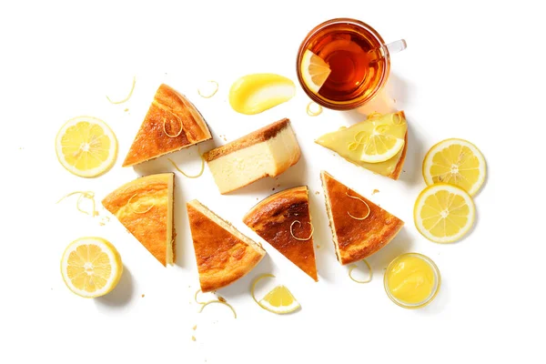 Limonlu Limon Dilimli Taze Yapımı Limonlu Cheesecake Dilimleri Beyaz Arkaplanda — Stok fotoğraf